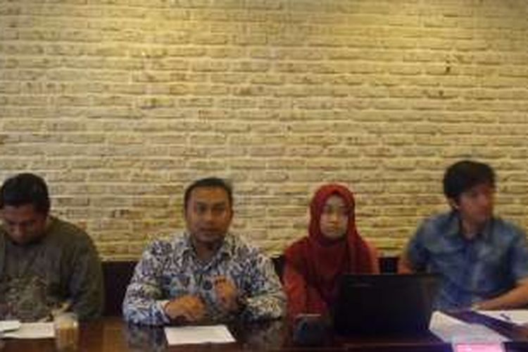 Peneliti Pusat Studi Konstitusi Universitas Andalas Feri Amsari, Ketua Kode Inisiatif Veri Junaidi, Peneliti Kode Inisiatif Adelline Syahda, dan Adam Mulya (paling kiri ke kanan) dalam acara diskusi di bilangan Thamrin, Jakarta Pusat, Selasa (27/12/2016).