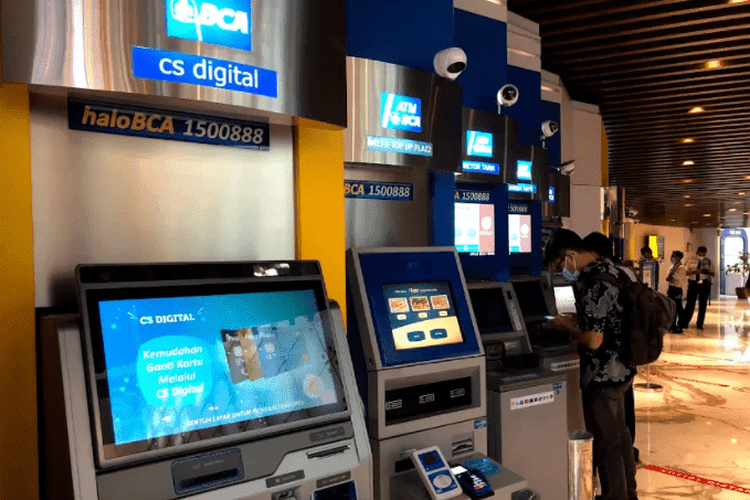 Ilustrasi cara setor dan tarik tunai di ATM BCA tanpa kartu via myBCA.