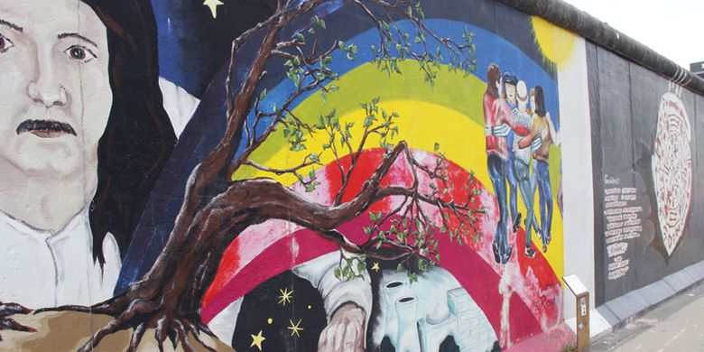 Tembok Berlin di Jerman, Kamis (21/6/2018), memiliki daya tarik menyedot wisatawan, terutama dari sisi sejarah maupun keberadaan mural Brezhnev-Honecker. 