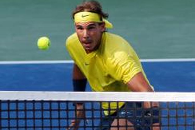 Petenis Spanyol, Rafael Nadal, bersiap mengembalikan bola dari Tomas Berdych, pada pertandingan semifinal Western & Southern Open di Cincinnati, Sabtu (18/8/2013).