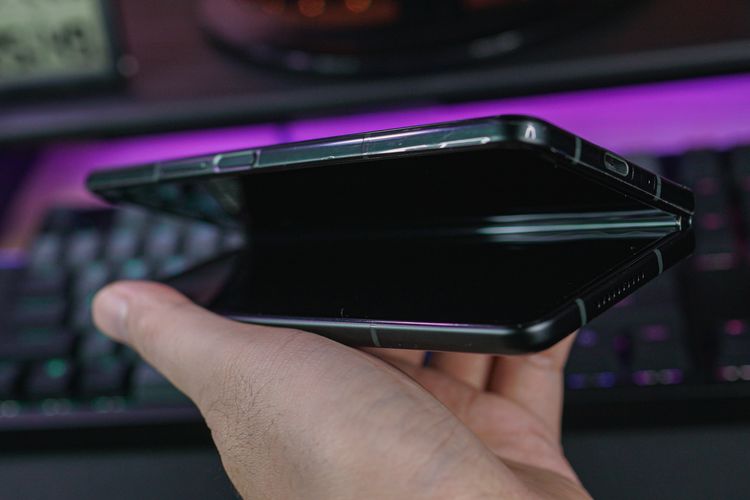 Galaxy Z Fold 3 memiliki dimensi fisik 158,2 x 128,1 mm ketika layarnya dibentangkan, dengan ketebalan 6,4mm dan bobot 271 gram. Saat dilipat, lebarnya menyusut menjadi 67,1mm, sementara ketebalannya 14,4 hingga 16 mm. 

