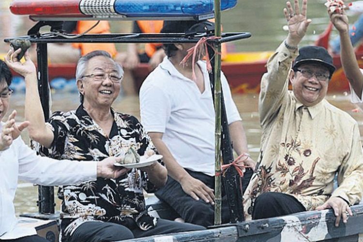 Warga melempar bacang ke sungai saat ritual Peh Cun di Sungai Cisadane, Tangerang, Rabu (12/6/2013).