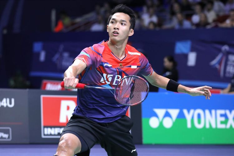 Tunggal putra Indonesia, Jonatan Christie, saat tengah bertanding melawan wakil Jepang, Kodai Naraoka, dalam babak perempat final French Open 2022 pada Jumat (28/10/2022). Namun, Jonatan Christie tak bisa melanjutkan pertandingan gim ketiga. Sebab, ia menderita cedera engkel.