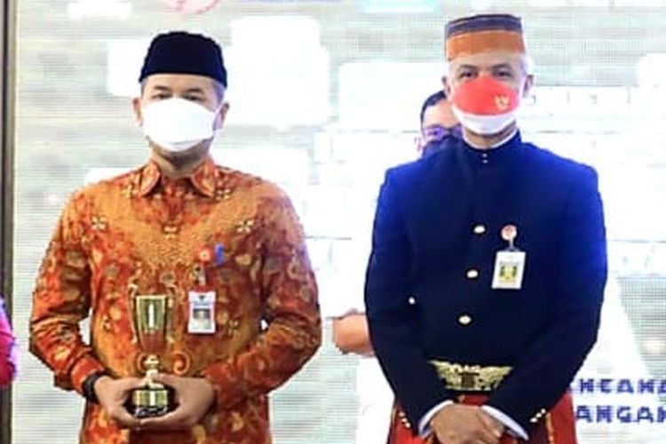Bupati Wonogiri Joko Sutopo (Jekek) saat menerima penghargaan juara satu IDSD Kategori Penguatan yang diserahkan Gubernur Jawa Tengah (Jateng), Ganjar Pranowo, di Gedung Gradhika Bhakti Praja, Semarang, Kamis (25/11/2021).