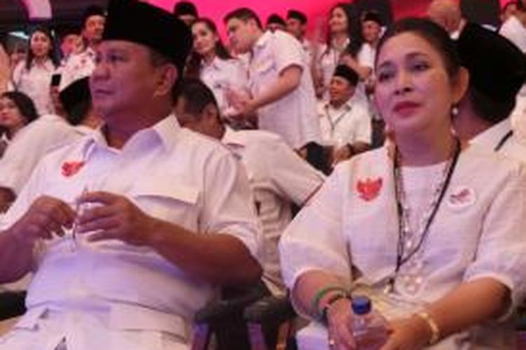 Prabowo Subianto dan mantan istrinya Titiek Hediati Haryadi duduk bersebelahan saat menonton debat calon wakil presiden di Gedung Bidakara, Jakarta, Minggu (29/6/2014) malam.