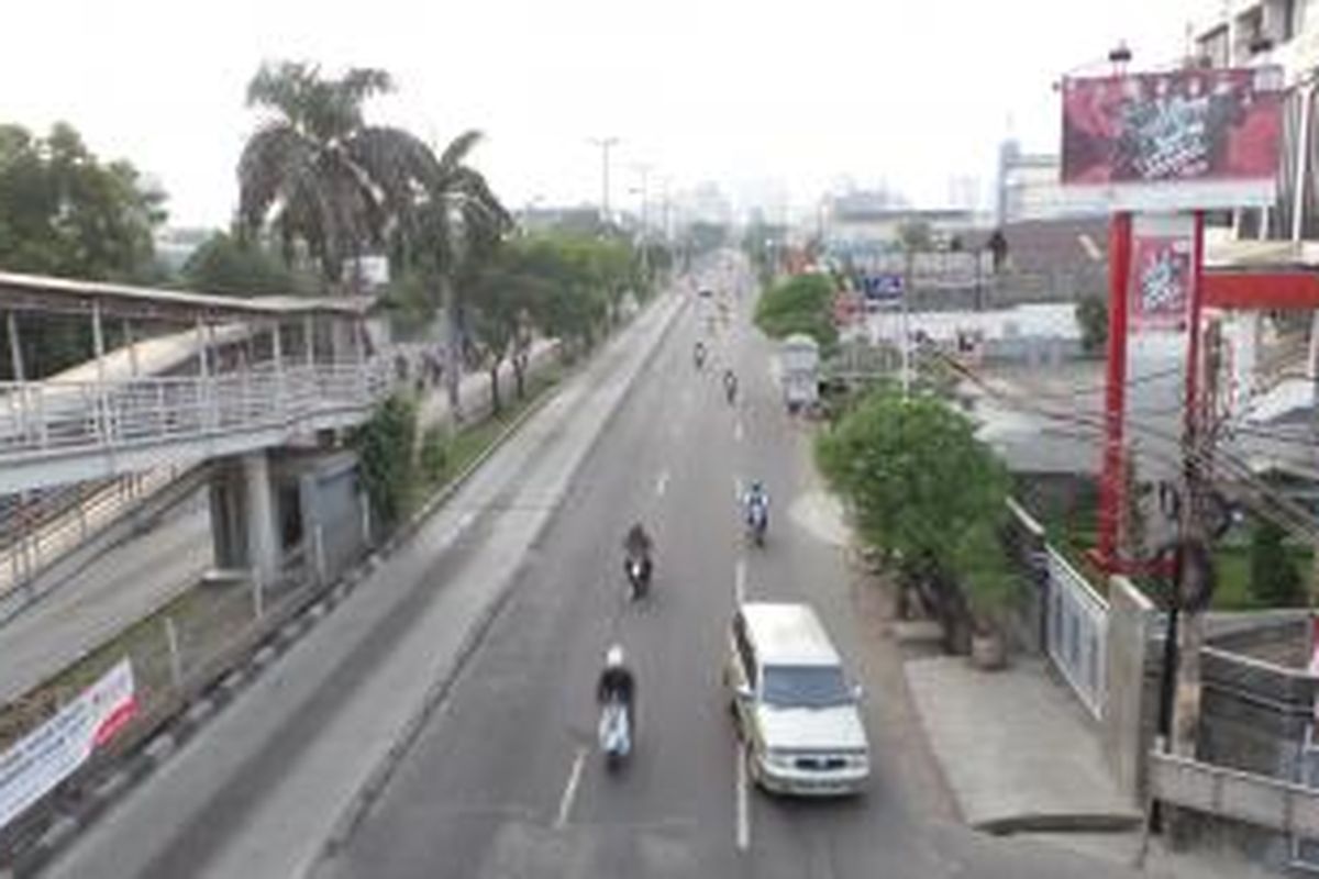 Kondisi Jalan Daan Mogot yang lengang di hari pertama cuti bersama Lebaran, Senin (5/8/2013). Kondisi lengang ini dapat ditemui di hampir seluruh wilayah Ibu Kota.