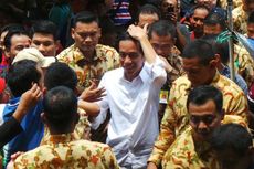 Hebohnya Aksi Jokowi Bagi-bagi Kaus dan Buku 