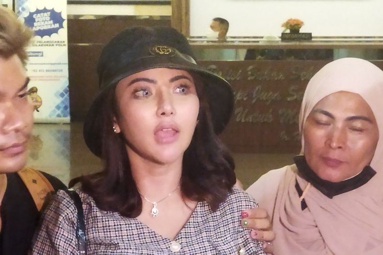 Selebgram Ayu Aulia usai menjalani pemeriksaan dari laporan Ade Ratna Sari di Polres Metro Jakarta Selatan, Senin (21/3/2022). 