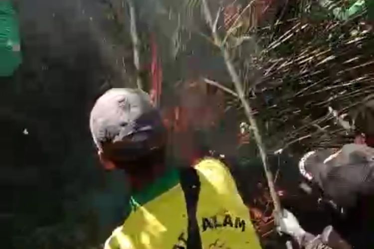 pemadaman api menggunakan alat seperti ranting pohon dengan cara dipukul-pukulkan. Para relawan berjibaku dan bergantian dalam memadamkan api. 