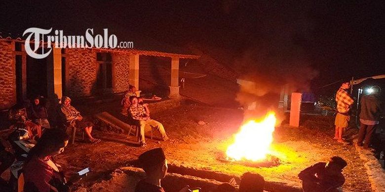 Warga Dukuh Stabelan, Desa Tlogolele, Kecamatan Selo, Kabupaten Boyolali membuat api unggun di depan salah satu rumah warga, Sabtu (11/3/2023). Aksi itu menjadi hal sakral usai Merapi erupsi.