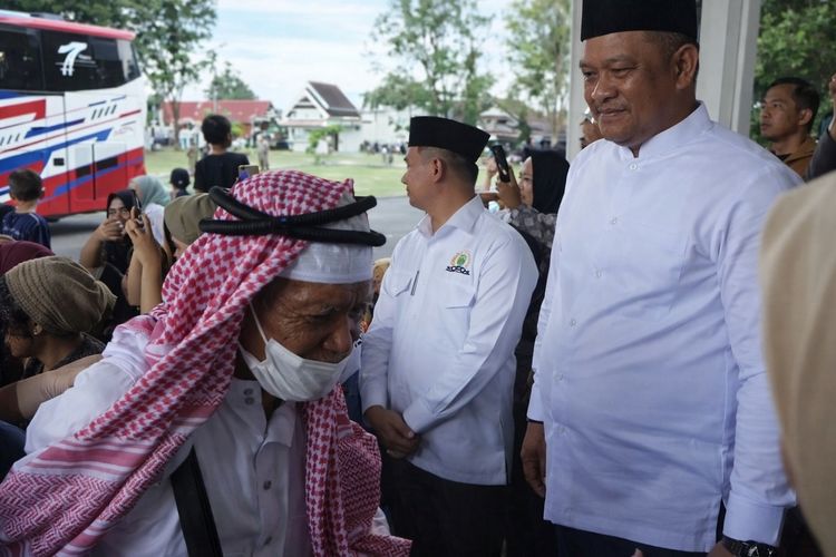 Menanti 13 Tahun dari Hasil Tani Cengkeh, Kini Pulang Haji Disambut Haru