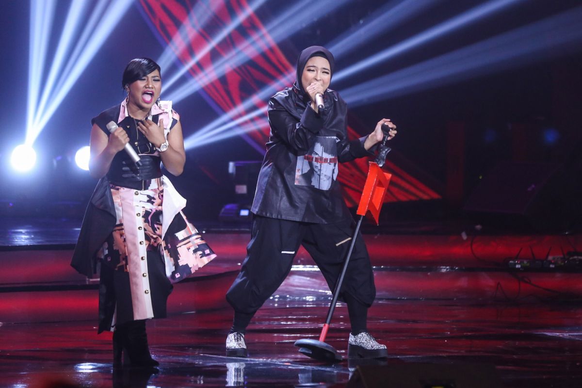 Maria dan grup band Kotak membawakan lagu Terbang pada Indonesian Idol 2018 di Jakarta, Senin (2/4/2018). Kompetisi pencarian bakat Top tersebut telah menyisakan tiga peserta yaitu Maria Simorangkir, Joanita Veroni, dan Ahmad Abdul. 