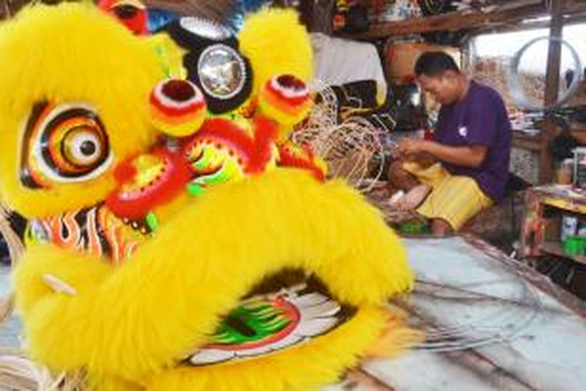 Lily Hambali sedang mengerjakan pembuatan barongsai di bengkel miliknya, di Jalan Roda, Gang Angbun, Kecamatan Bogor Tengah, Kota Bogor, Senin (02/02/2015). K97-14