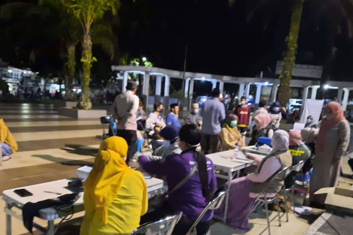 Dinas Kesehatan Kota Tasikmalaya bersama Polresta Tasikmalaya menggelar vaksinasi ketiga atau booster pada malam hari buat persiapan syarat pemudik Lebaran 2022, Senin (18/4/2022) malam.