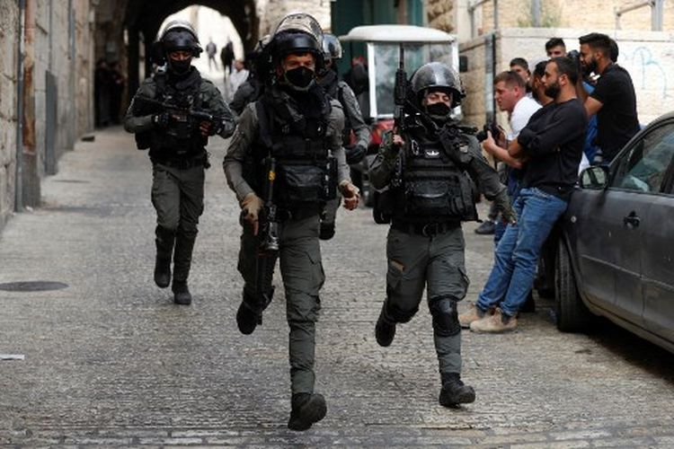 Polisi perbatasan Israel bereaksi saat berpatroli di area depan Gerbang Singa di Kota Tua Yerusalem, pada 17 April 2022.