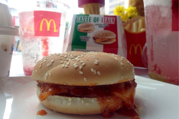 Bolognese Burger menjadi salah satu varian menu burger baru yang dihadirkan oleh Mcdonalds bertajuk Cita Rasa Kesempurnaan Italia, Selasa (31/10/2017)
