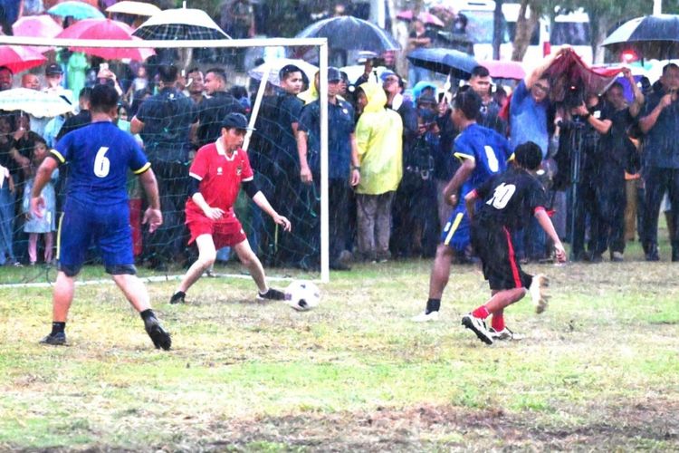 Presiden Joko Widodo saat bermain sepak bola di Lapangan Gamplong di Kabupaten Sleman, Daerah Istimewa Yogyakarta Sabtu (27/1/2024).