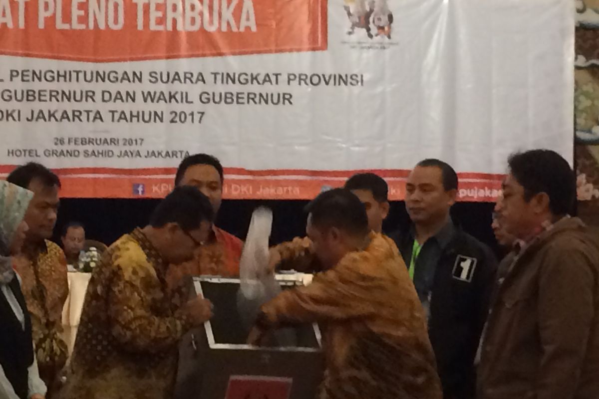 Pembukaan kotak suara saat rekapitulasi penghitungan suara tingkat provinsi Pilkada DKI Jakarta 2017, Grand Sahid Jaya, Jakarta Pusat, Minggu (26/2/2017).