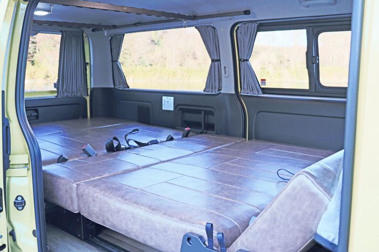 Toyota HiAce yang mendapat ubahan bergaya retro campervan layaknya mobil untuk kamping