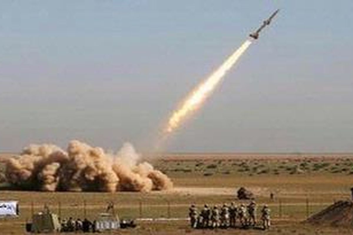 Uji coba rudal Iran, Minggu (1/1/2012).