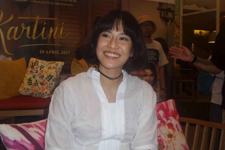 Dian Sastrowardoyo diabadikan usai konferensi pers film Kartini di Plaza Indonesia, Jakarta Pusat, Rabu (5/4/2017).