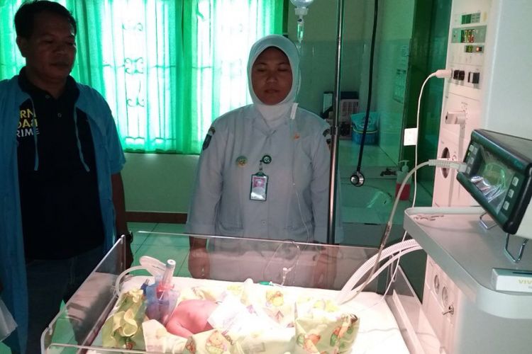 Pihak medis memeriksa kondisi bayi perempuan di RS Abepura.