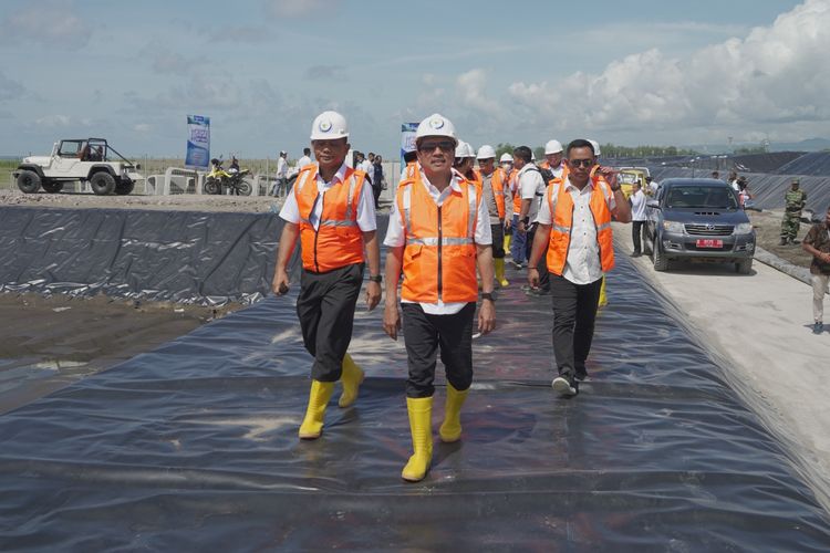 Menteri KP Sakti Wahyu Trenggono saat meninjau langsung progres pembangunan tambak budi daya udang berbasis kawasan di Kebumen, Jawa Tengah, Jumat (13/1/2023).