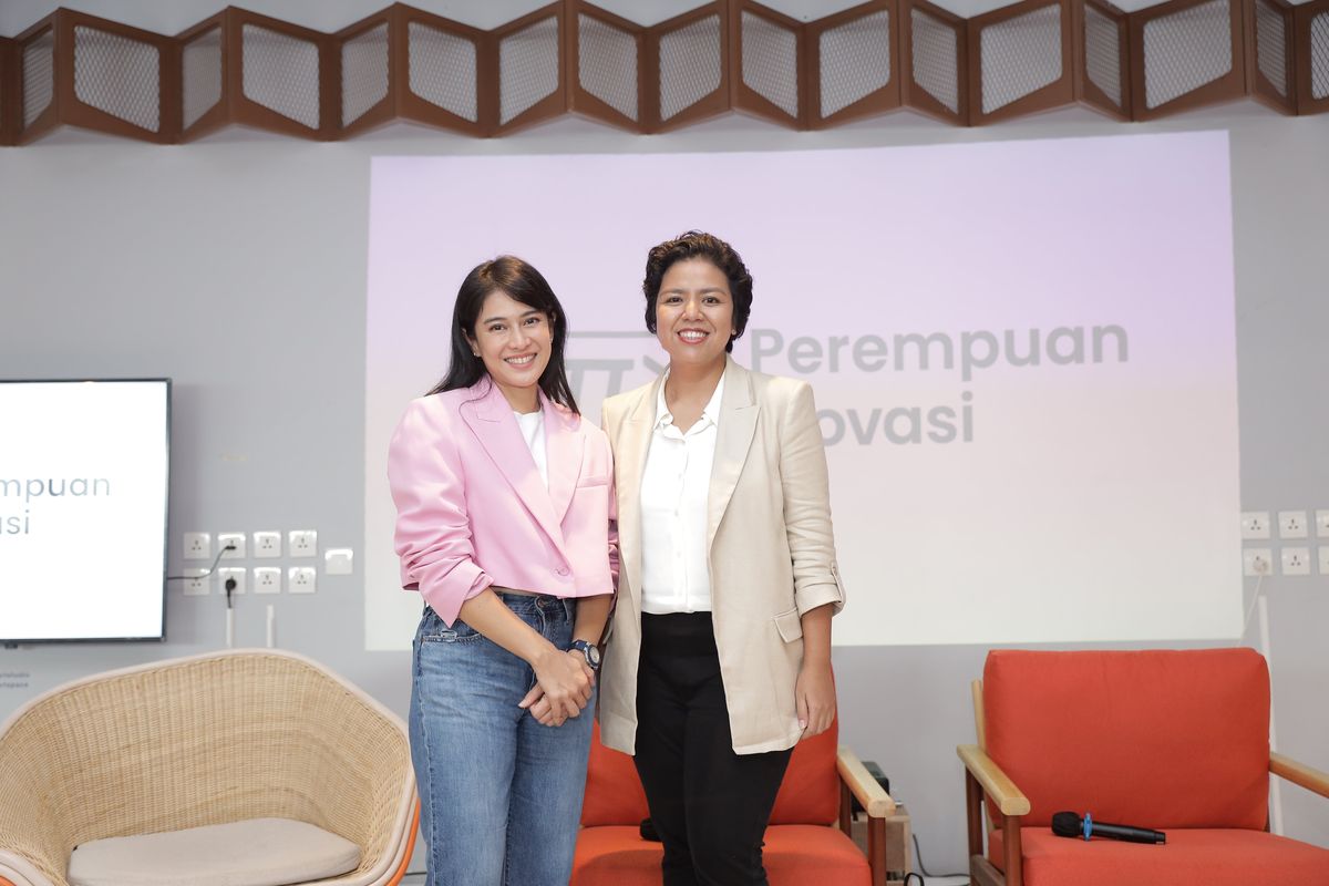 Pendiri Yayasan Dian Sastrowardoyo, Dian Sastrowardoyo (kiri) dan Co-founder & CEO Markoding, Amanda Simandjuntak (kanan) dalam acara peluncuran program Perempuan Inovasi 2023 di Plaza Indonesia, Jakarta, Selasa (22/8/2023).