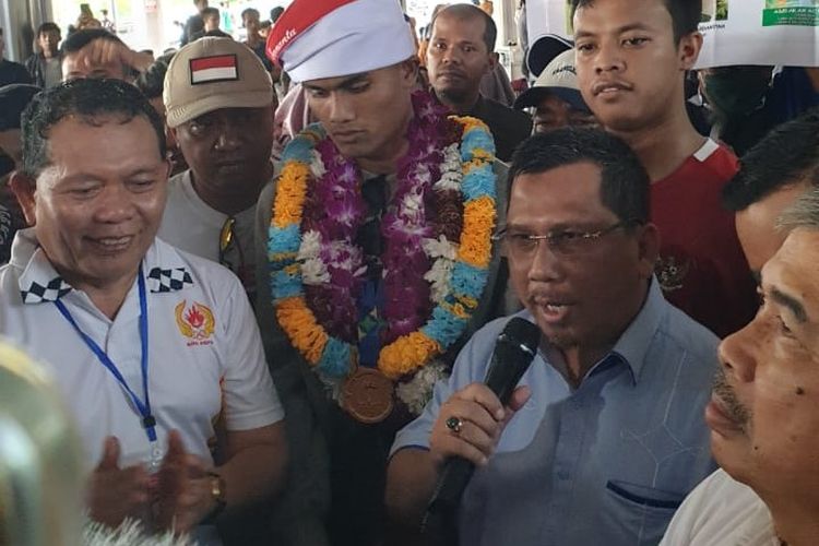 Atlet sepak bola asal Kabupaten Lingga, Kepulauan Riau (Kepri), yang berhasil membawa pulang medali emas Sea Games 2023 di Kamboja lalu, Muhammad Ramadhan Sananta akhirnya tiba di Kepri. Tampak ratusan warga antusias ikut menyambut pahlawan Indonesia dalam mengakhiri puasa gelar sepak bola selama 32 tahun itu.