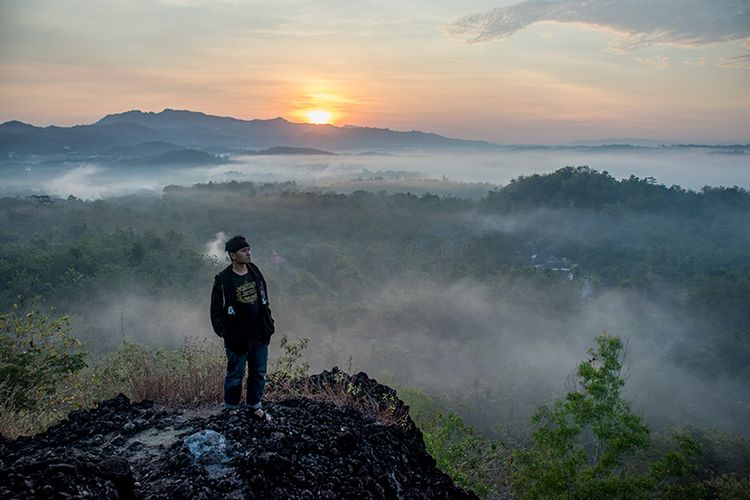 Keindahan sunrise di Gunung Ireng yang dekat dengan Kota Yogyakarta.