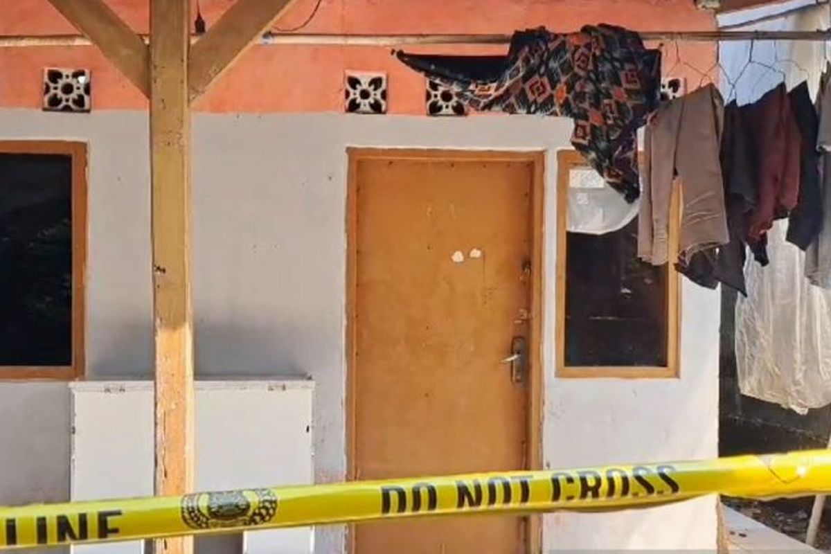 Penampakan rumah kontrakan terduga teroris yang ditangkap Densus 88 di Kampung Kamojing Barat, Desa Kamojing, Kecamatan Cikampek, Kabupaten Jawa Barat. Usai meringkus pria yang berprofesi penjual bubur itu, polisi menggeledah rumah kontrakannya pada Sabtu (15/6/2024).

