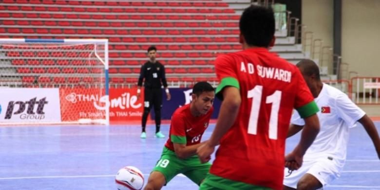 Pemain tim nasional futsal Indonesia, Anza Rizal (nomor 19), mencoba melewati hadangan pemain Timor Leste pada laga Grup A Piala AFF 2013 di Bangkok Thonbury University, Bangkok, Senin (21/10/2013). Indonesia menang telak 12-1 atas Timor Leste.
