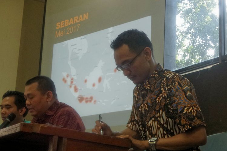 Direktur Eksekutif Human Rights Working Group (HRWG), Muhammad Hafiz dan koordinator regional Southeast Asia Freedom of Expression Network (SAFEnet) Damar Juniarto saat menggelar konferensi pers terkait persekusi, di kantor YLBHI, Menteng, Jakarta Pusat, Rabu (7/6/2017). 