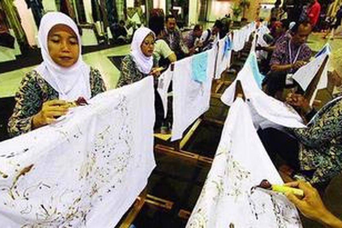 Peserta dan pengujung pameran membatik dalam SMESCO Festival 2009 di Jakarta Convention Centre, Rabu ( 14/ 10). Pameran yang menampilkan produk UKM ini berlangsung hingga Minggu ( 18/ 10).