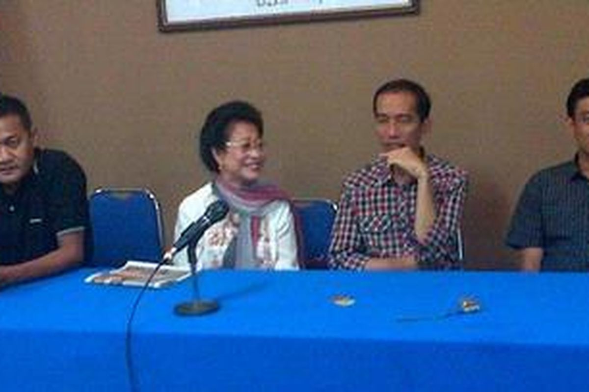 Calon gubernur DKI Jakarta Joko Widodo (dua dari kanan) bertemu beberapa perwakilan serikat buruh di Gedung Museum Juang 45 Menteng, Jakarta Pusat, Sabtu (4/8/2012).