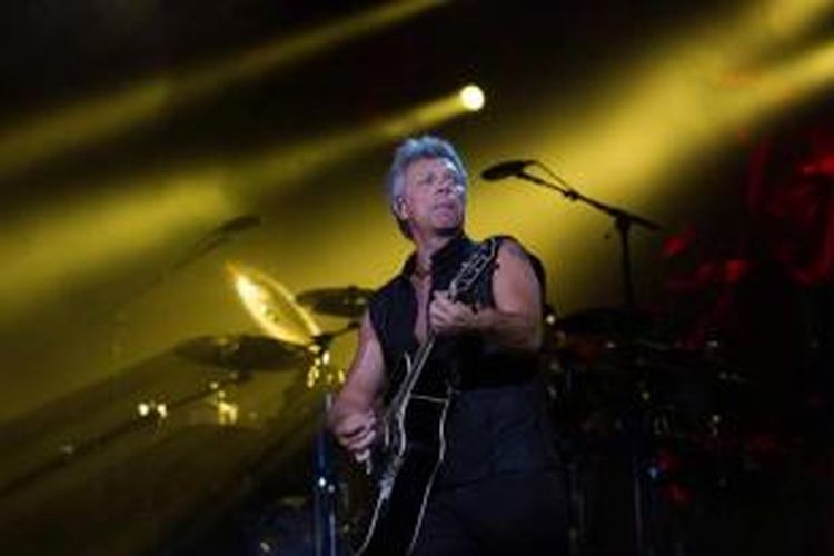 Jon Bon Jovi, vokalis grup band rock asal New Jersey, Bon Jovi, menghibur penggemarnya pada Konser Bon Jovi Live di Stadion Gelora Bung Karno, Jakarta, Jumat (11/9/2015). Grup Bon Jovi datang ke Indonesia untuk kedua kalinya setelah pernah datang 20 tahun lalu.