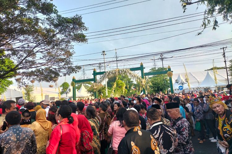 Ribuan tamu undangan dari relawan Presiden Joko Widodo (Jokowi) telah memadati kawasan Pintu Gerbang Puro Mangkunegaran, Kota Solo, Jawa Tengah, Minggu (11/12/2022).