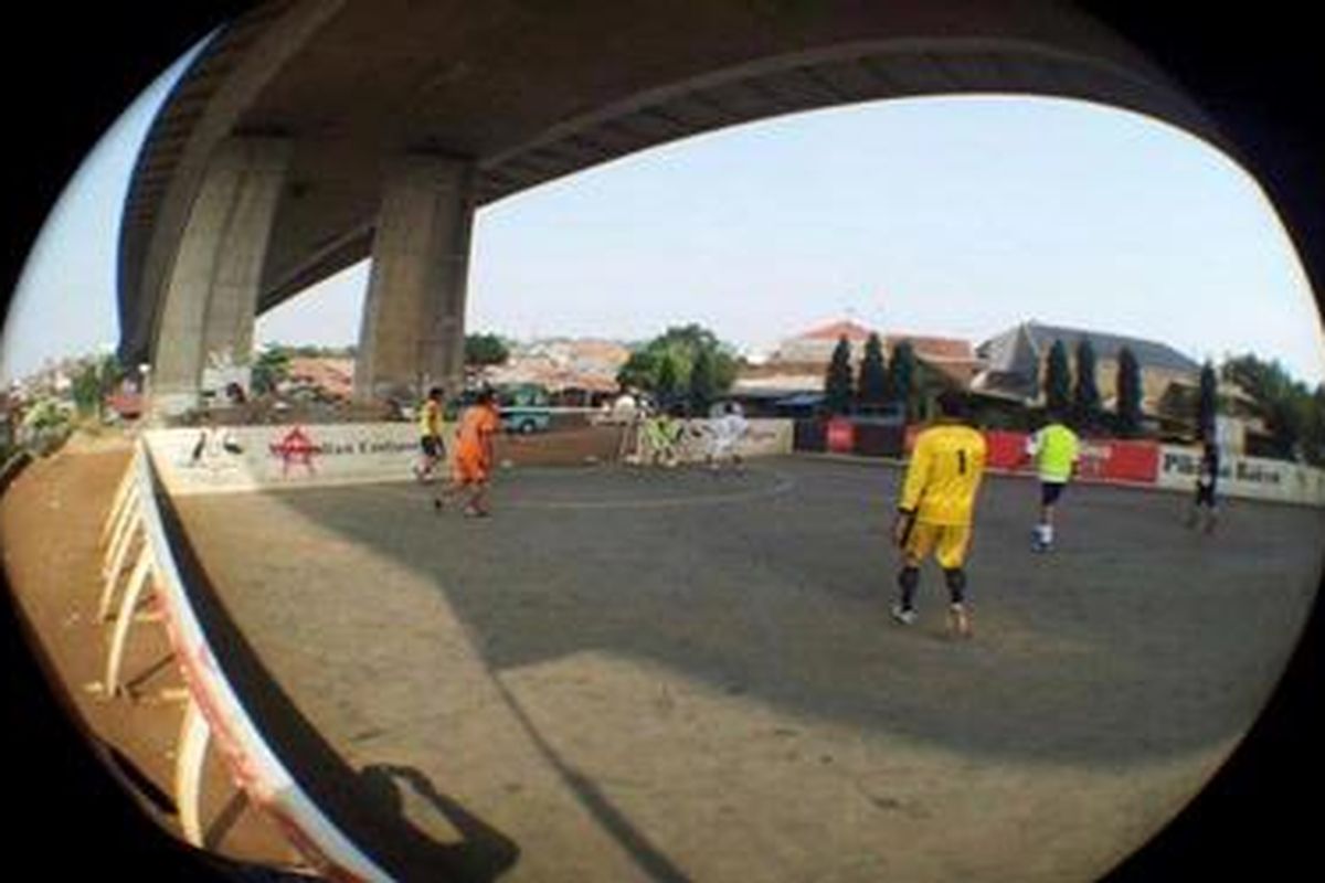 Latihan perdana tim Indonesia untuk Homeless World Cup 2012 di Meksiko, Selasa (18/9/2012).