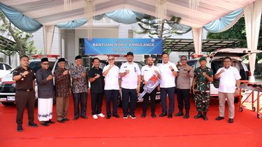 Toyota Serahkan 3 Kijang Innova Ambulans
