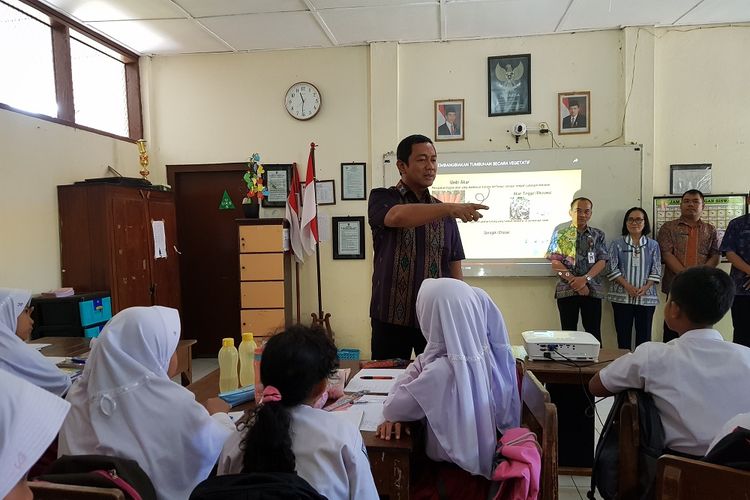 Wali Kota Semarang Hendrar Prihadi akan memberi tambahan penghasilan bagi para guru sekolah negeri tahun depan.