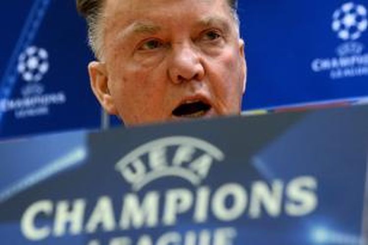 Manajer Manchester United, Louis van Gaal, pada salah satu momen jumpa pers Liga Champions. 