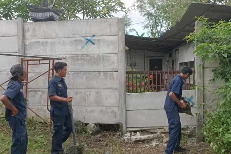 Manajemen GWK Cultural Park Bali akhirnya memutuskan untuk membongkar pagar tembok beton yang menutupi akses jalan warga Banjar Adat Giri Dharma Ungasan, Rabu 1 Oktober 2025.