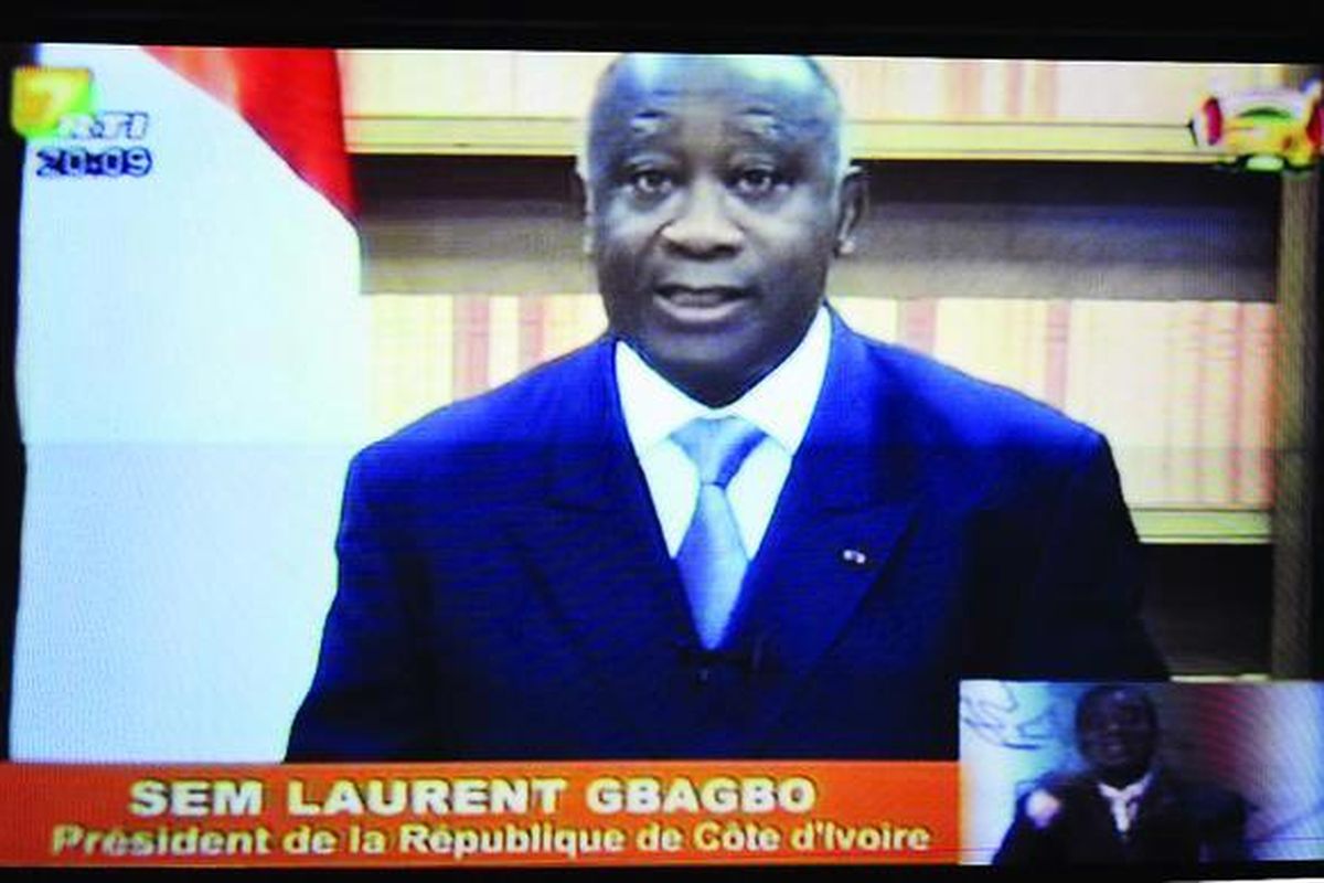 Sebuah tayangan di layar televisi yang diambil pada Selasa (21/12) menunjukkan, presiden petahana Pantai Gading Laurent Gbagbo saat menyampaikan pidatonya di depan publik untuk menyatakan bahwa dialah presiden sejati negeri itu. Gbagbo menolak hasil pemilihan presiden 28 November lalu, yang memenangkan pemimpin oposisi Alassane Ouattara.