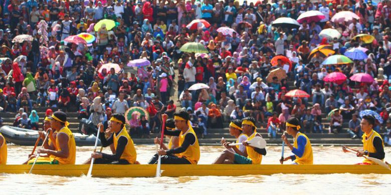 Festival Pacu Jalur diikuti lebih dari 12.000 pedayung yang tergabung dalam 193 jalur, istilah untuk tim yang ikut berlomba. Lomba berlangsung di Tepian Narosa Teluk Kuantan, Kabupaten Kuantan Singingi, Riau, 23-26 Agustus 2017. 