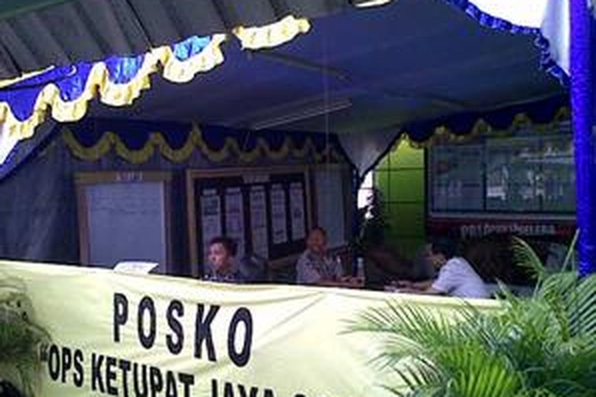 Posko pengamanan di Stasiun Gambir