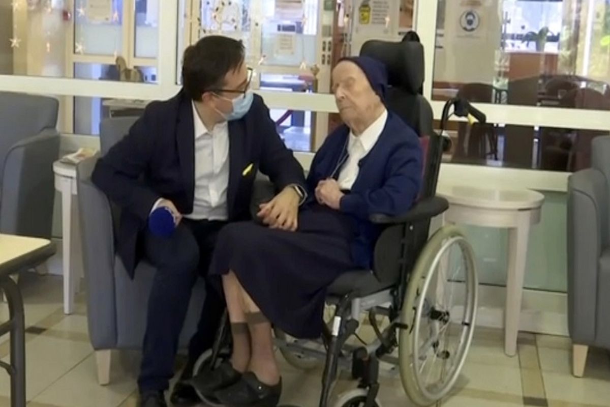 Foto ini diambil dari video TV BFM. Suster Andre atau bernama asli Lucile Randon diwawancarai oleh David Tavella, Manajer Komunikasi untuk Panti Jompo Sainte Catherine Laboure di Toulon, Perancis, Selasa 9 Februari 2021.