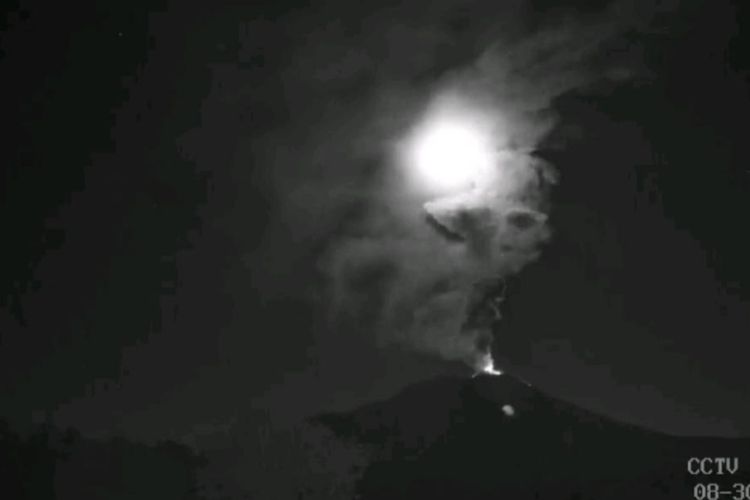 Gunung Ile Lewotolok Erupsi Disertai Dentuman, Warga Diimbau Tak Panik