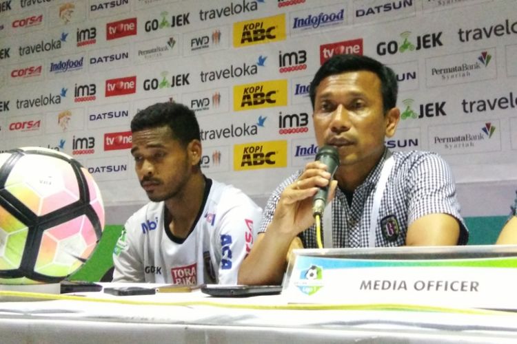 Pelatih Bali United Widodo C Putro bersama Hasim Kipuw saat menjalani sesi jumpa pers usai laga kontra Persib Bandung, di Stadion Si Jalak Harupat, Kabupaten Bandung, Kamis (21/9/2017) sore. 