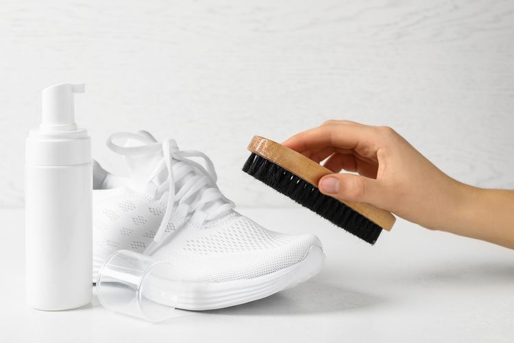 Ilustrasi membersihkan sepatu putih.