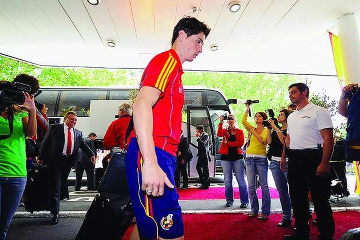Striker Spanyol, Fernando Torres, tiba bersama rekannya di Feldkirch, Austria, Kamis (2/9). Juara dunia Spanyol akan bertanding melawan Liechtenstein pada penyisihan grup Euro 2012 yang akan dimainkan di Vaduz, Liechtenstein, Jumat (3/9).